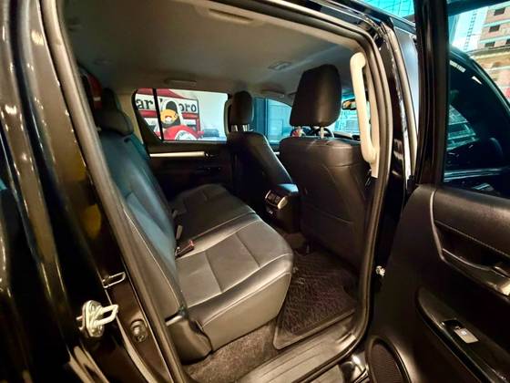 TOYOTA HILUX 2.8 D-4D TURBO DIESEL CD SRX 4X4 AUTOMÁTICO